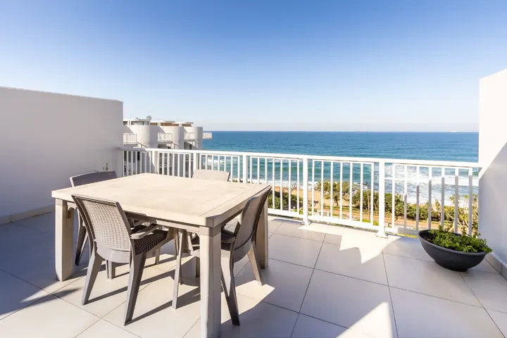 Sea-view terrace with outdoor dining